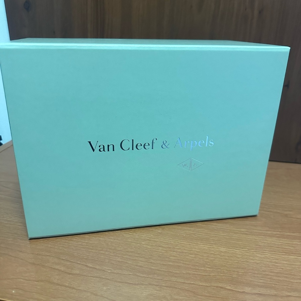 Van Cleef & Arpels Empty Gift Box - image 1